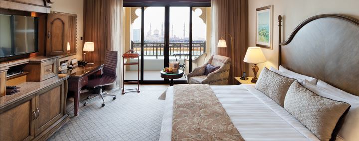 Im Haus, Inneneinrichtung, Wand, Möbel, Kissen, Schublade, Boden, Bett, Spiegel, Kommode, Zimmer, Fenster, Schrank, Bude, Haus, Fensterausstattung, Fußboden, Wohnzimmer, Leinenstoffe, Nachttisch, Fensterabdeckung, Couch, Vorhang, Penthouse, Kleines Sofa, Bettwäsche, Hartholz, Bettsofa, Matratze, Haushaltsgerät, Armlehne, Hotel, Schlafzimmer, Mobiliar