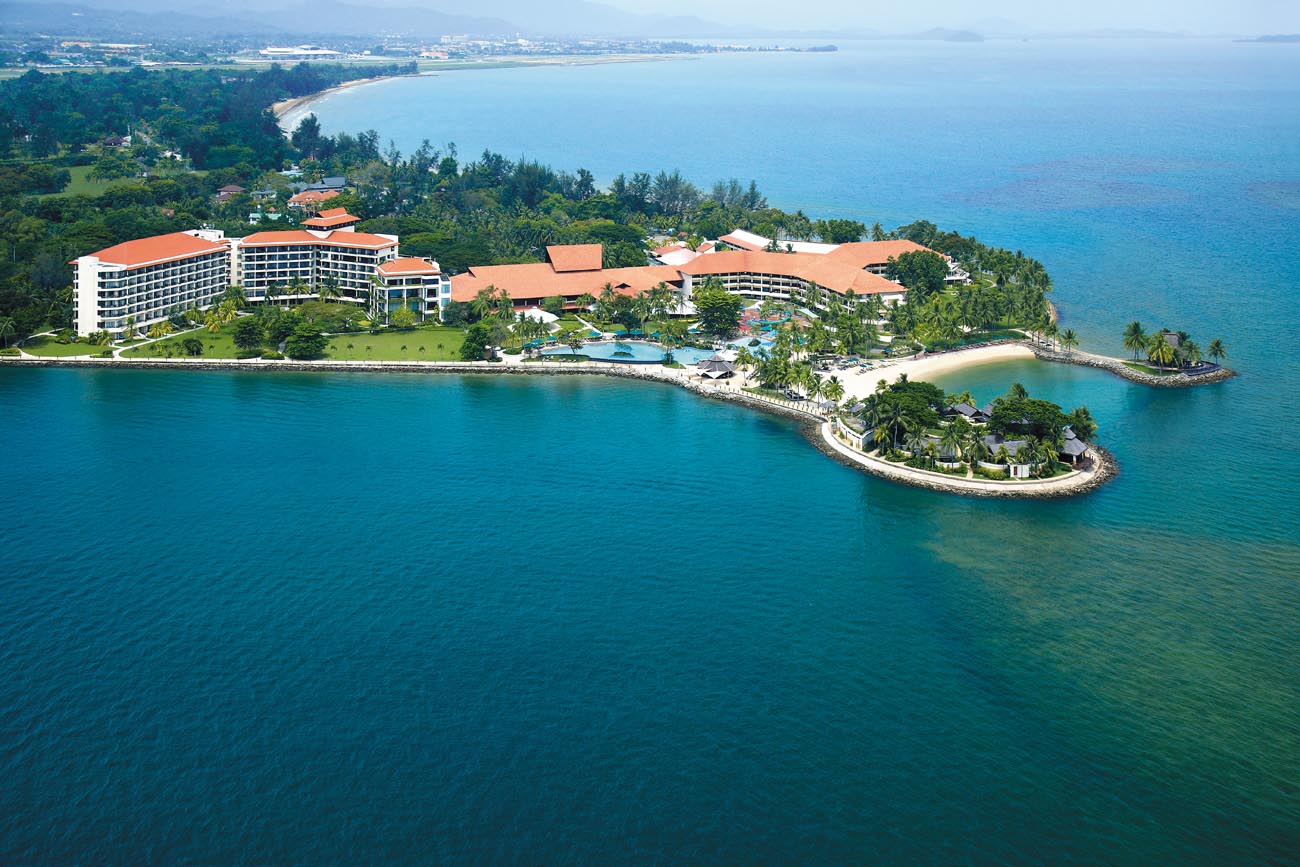 Tanjung Aru Beach Kota Kinabalu - Amazing Splash Of Water Over A Single
