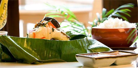 السمك البحري المغلي في ورق الموز