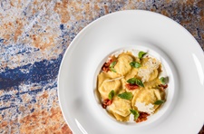 Ravioli con burrata affumicato, pomodoro e burrata liquida