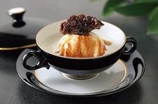 Фирменный десерт - Кокосовый саго с ванильным мороженым и сиропом из пальмового сахара