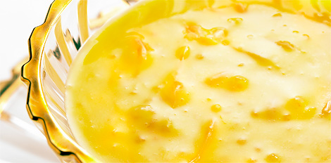 신선한 망고 쥬스와 포멜로를 곁들인 사고 크림