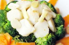 Sautéd Scallops with Broccoli and Macadamia Nuts