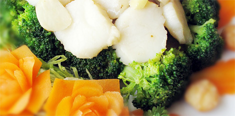 帆立のソテーにブロッコリーとマカダミアナッツを添えて