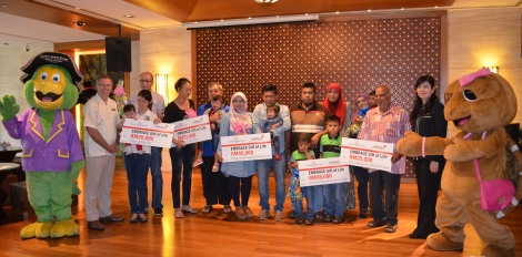 Shangri La S Rasa Sayang Resort Spa Penang Presents Cheques To Children And Their Parents Under Its Embrace Gift Of Life Programme Shangri La S Rasa Sayang Resort And Spa Penang