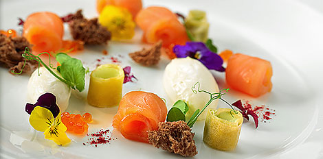 烟熏三文鱼配布里干酪、黑麦及牛油果