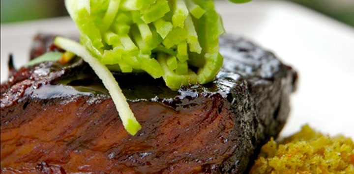 Costillas de ternera glaseada con soja, puré de manzana y jalapeños y migas de romero