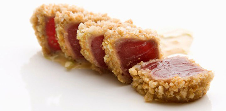 Atum gratinado com biscoito de arroz, emulsão cítrica de sriracha