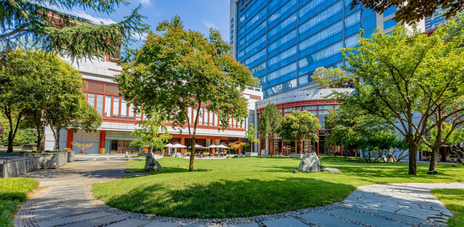 Garden and outdoor seating at Shangri-La Xi’an