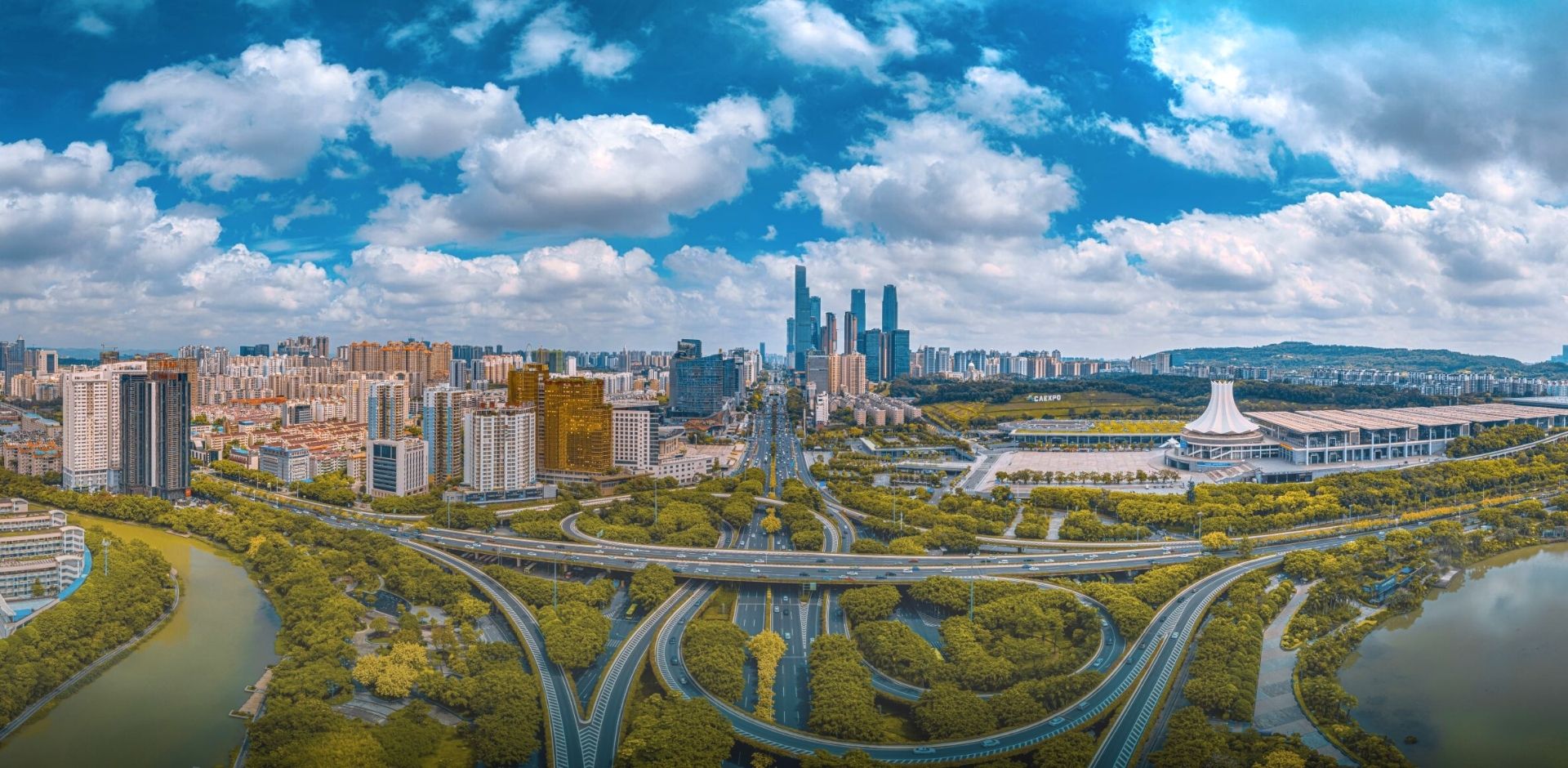 Afrikalik ayollar yalangoch Qora odam bilan yotoqda jinsiy aloqa