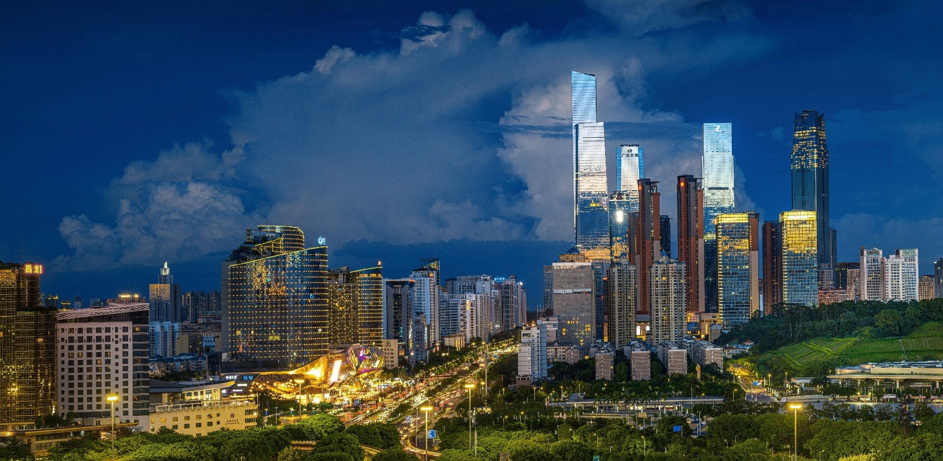 Ular meni olomon ichida ushlab, sikishdi. Qaerga tiqib qoyasiz?